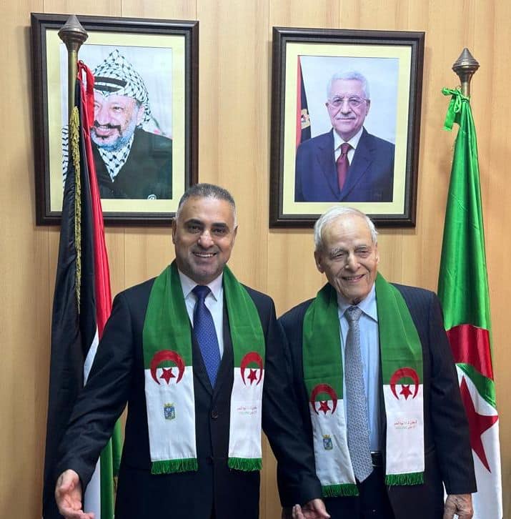 باسم رئيس دولة فلسطين محمود عباس .. سفارة دولة فلسطين بالجزائر تكرم المجاهد محمد الطاهر
