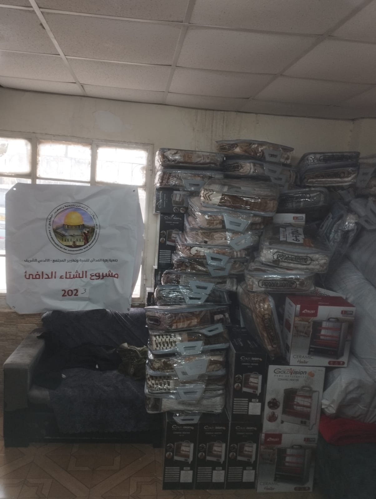 الرجبي القدس بحاجة للمزيد من الجهود زهرة المدائن تواصل حملة الشتاء الدافيء بتوزيع الاغطية الشتوية للعائلات في العاصمة القدس