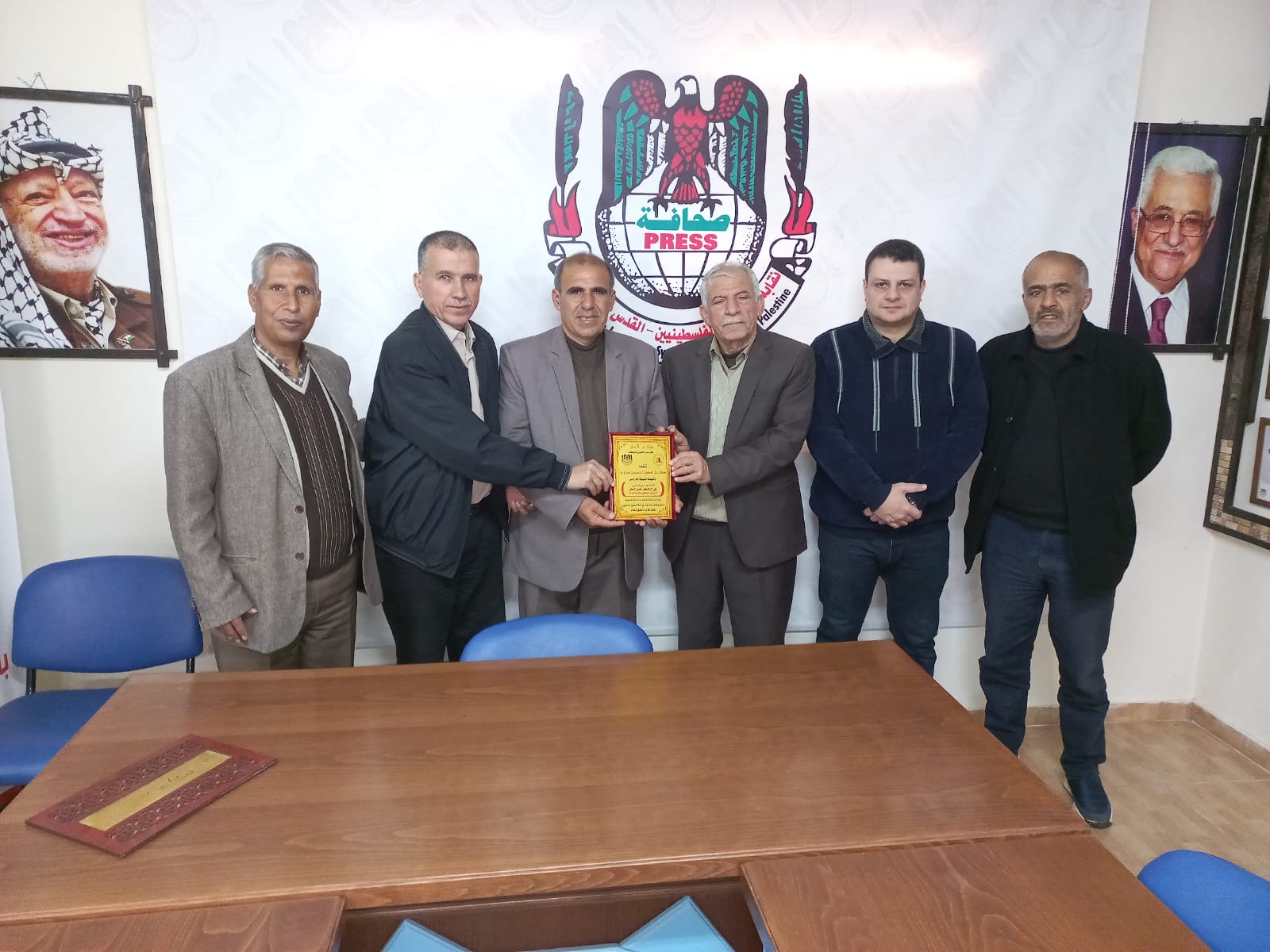 كتلة نضال الصحفيين بغزة تكرم نائب نقيب الصحفيين د.تحسين الأسطل .