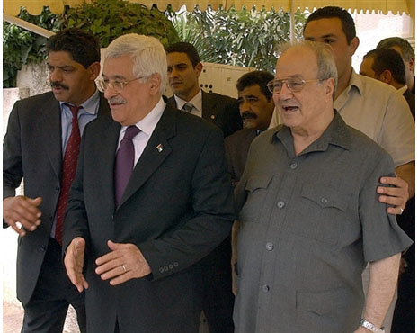 الرئيس عباس يزور القائد التاريخي فاروق القدومي