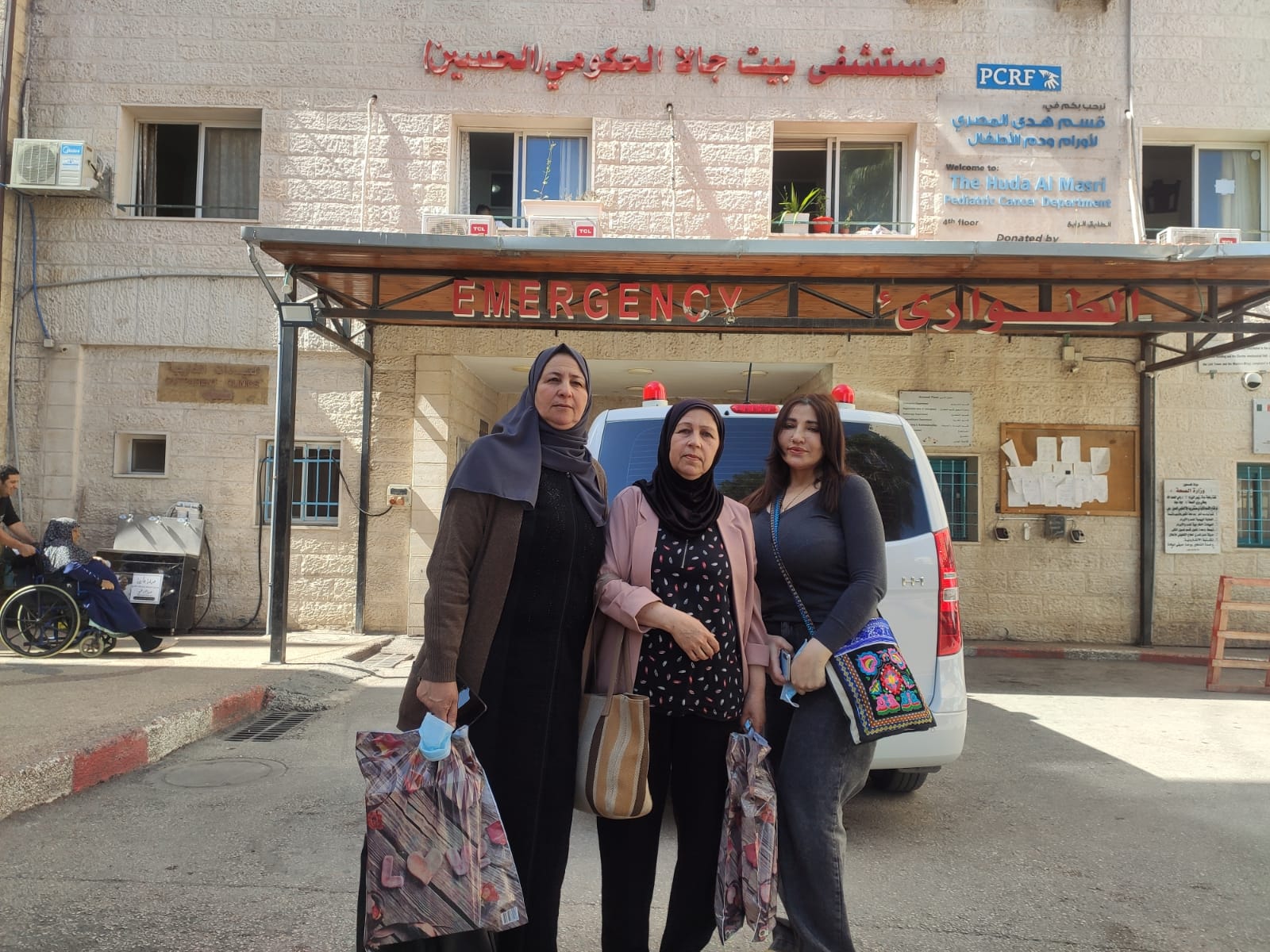 نضال المرأة وجمعية حياة توزعان الهدايا على المرضى في مستشفى الحسين