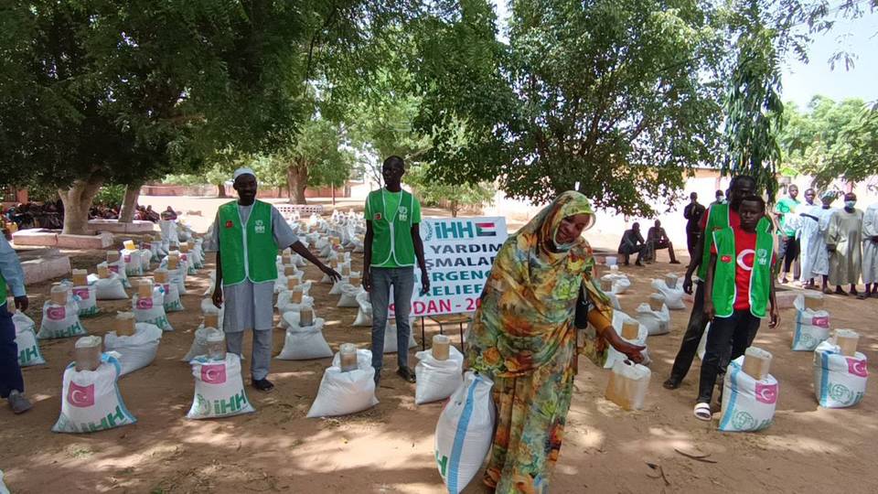 تفاصيل سرقة 4 آلاف طن من المساعدات الإنسانية المرسلة للشعب السوداني