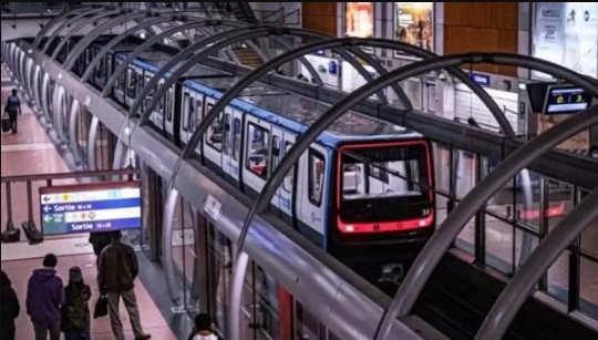مصرع سيدة فرنسية في مترو باريس بسبب معطف !