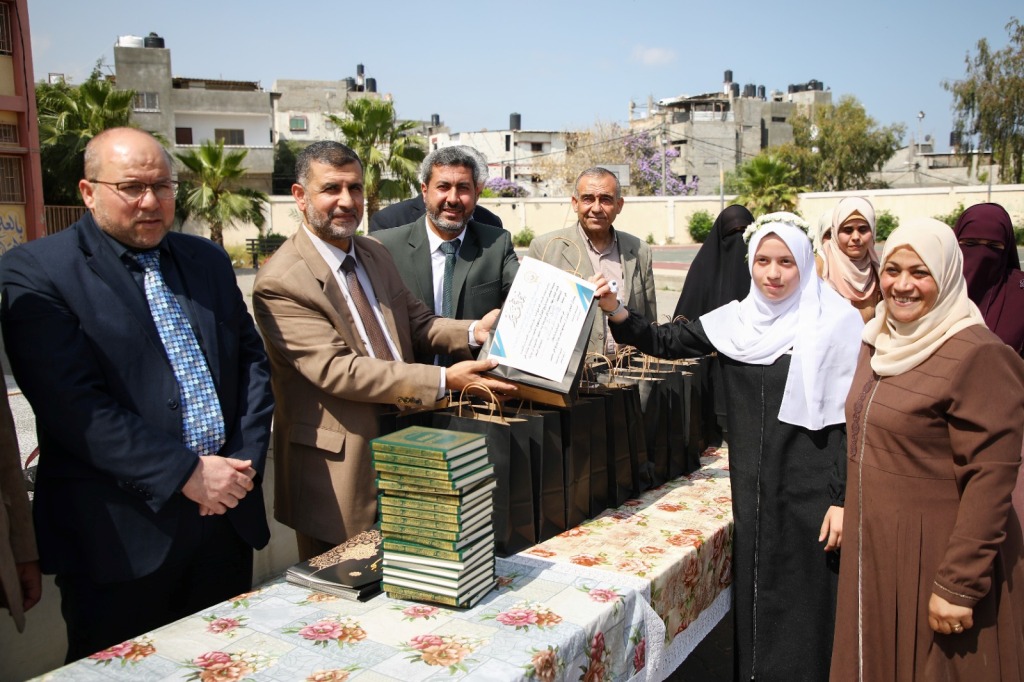 وكيل وزارة التعليم د. خالد أبو ندى يُكرِّم الطالبات الحافظات للقرآن الكريم بشمال غزة