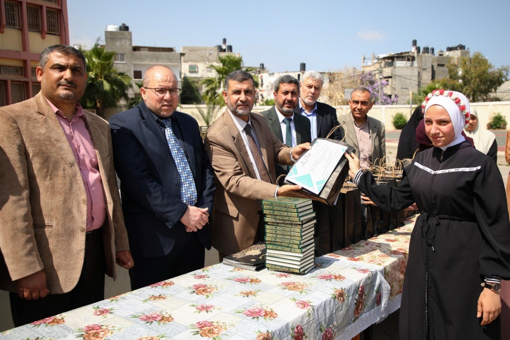 وكيل وزارة التعليم د. خالد أبو ندى يُكرِّم الطالبات الحافظات للقرآن الكريم بشمال غزة