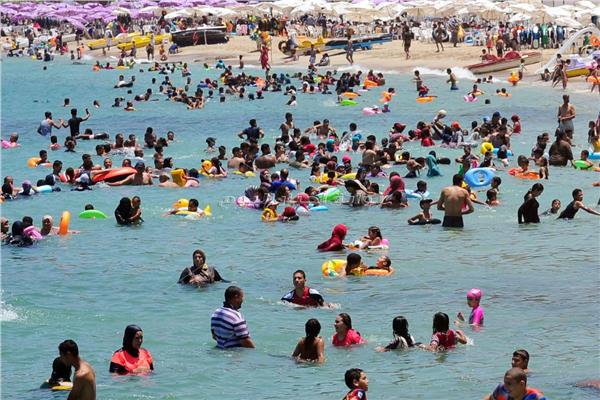 إقبال كبير للمصطفين على شواطئ الإسكندرية اليوم الجمعة