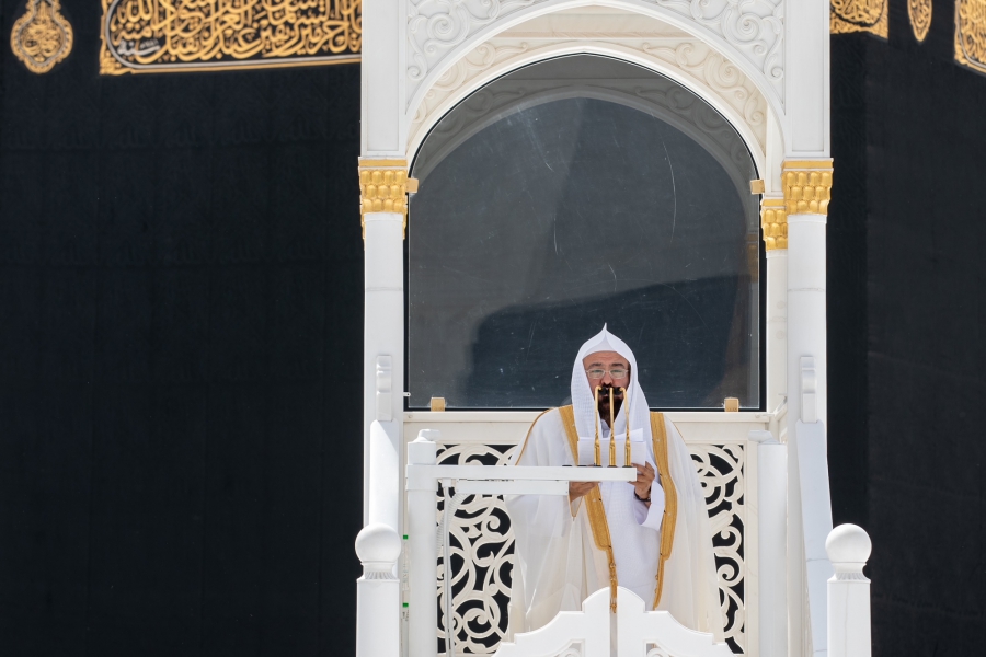 وعكة صحية للمعيقلي أثناء إمامته الجمعة بالحرم والسديس يحل الأزمة