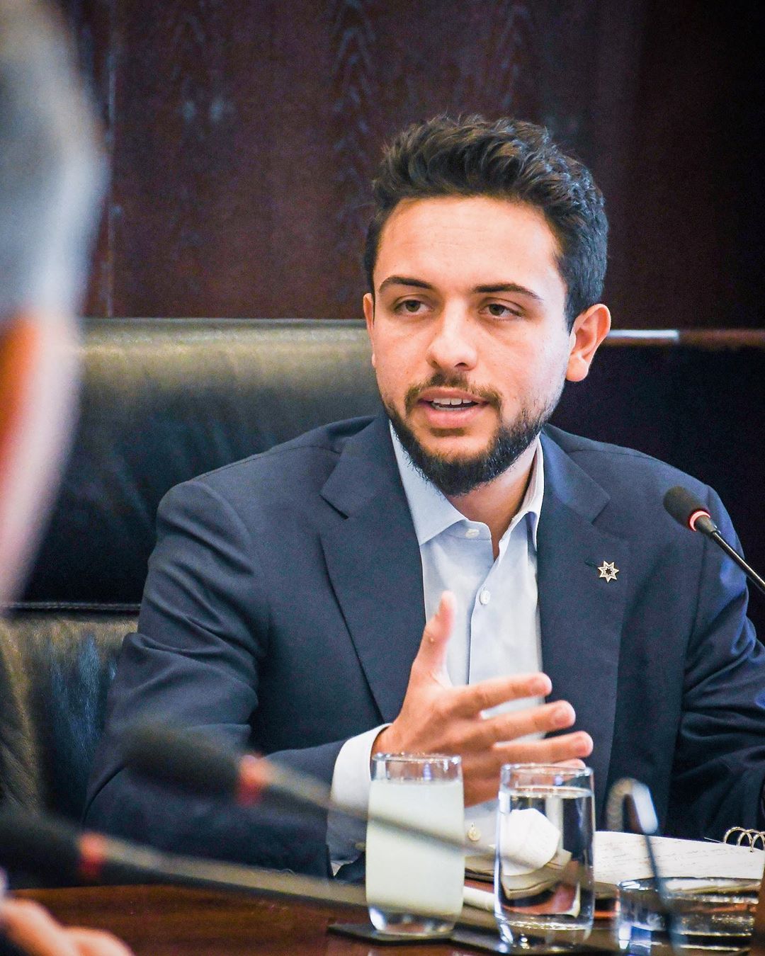 ولي العهد الأردني يزور بيت العريس المقتول ويهدد حملة الأسلحة