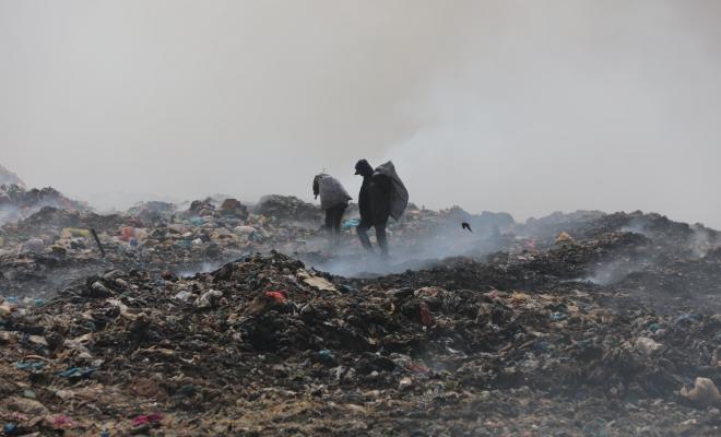 بلدية غزة تعزز جهودها وتتابع إطفاء حريق مكب النفايات شرق المدينة