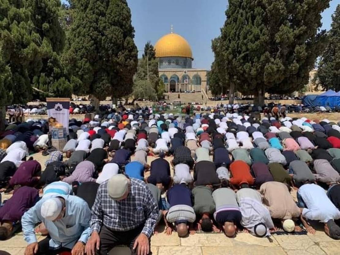 آلاف الفلسطينيين يصلون الجمعة بالأقصى