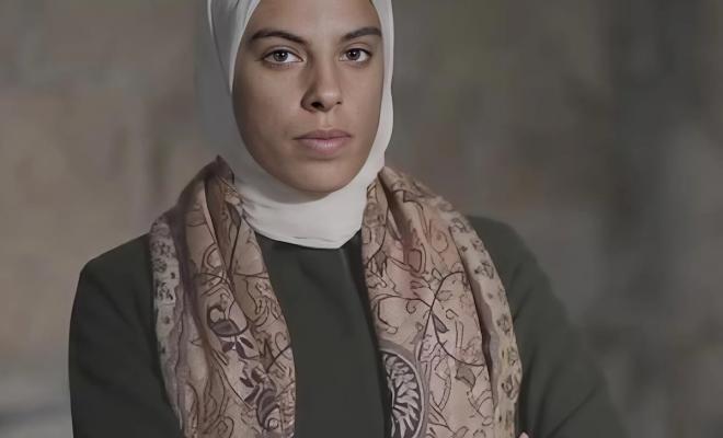 إرتقاء الصحفية فاطمة حسونة و 10 من افراد عائلتها في غارة اسرائيلية على منزلها بغزة