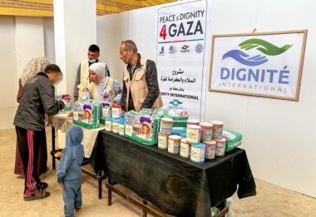 الجمعية الوطنية للتأهيل توزع حليبًا وحفاضات للأطفال في دير البلح