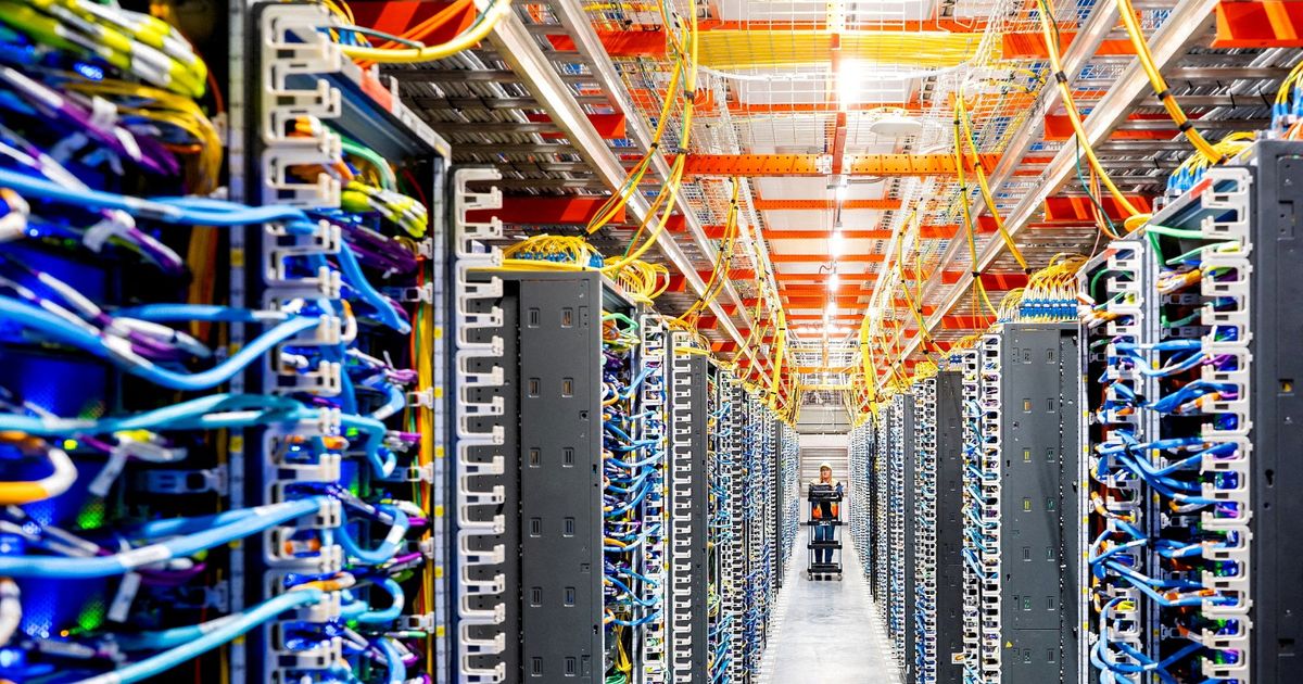 مراكز البيانات (Data Centers): دليل خيارات الاستضافة السحابية والمكانية للمؤسسات