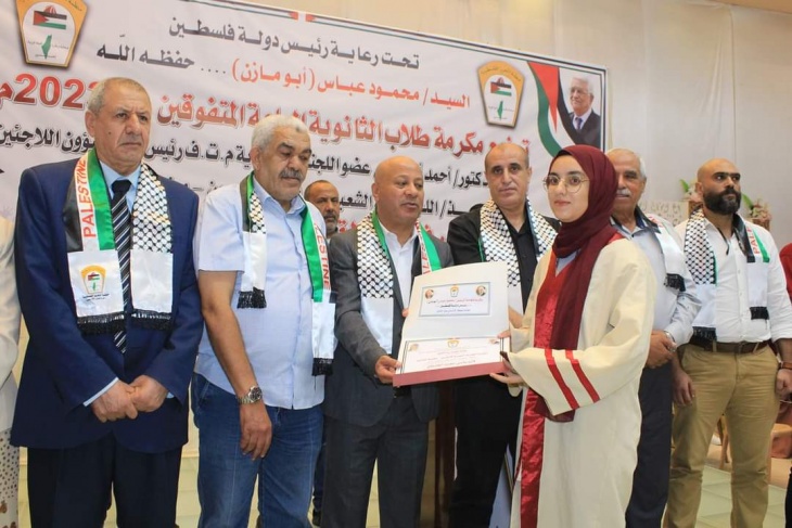 اللجنة الشعبية بجباليا تسلم مكرمة الرئيس للطلبة المتفوقين في الثانوية العامة