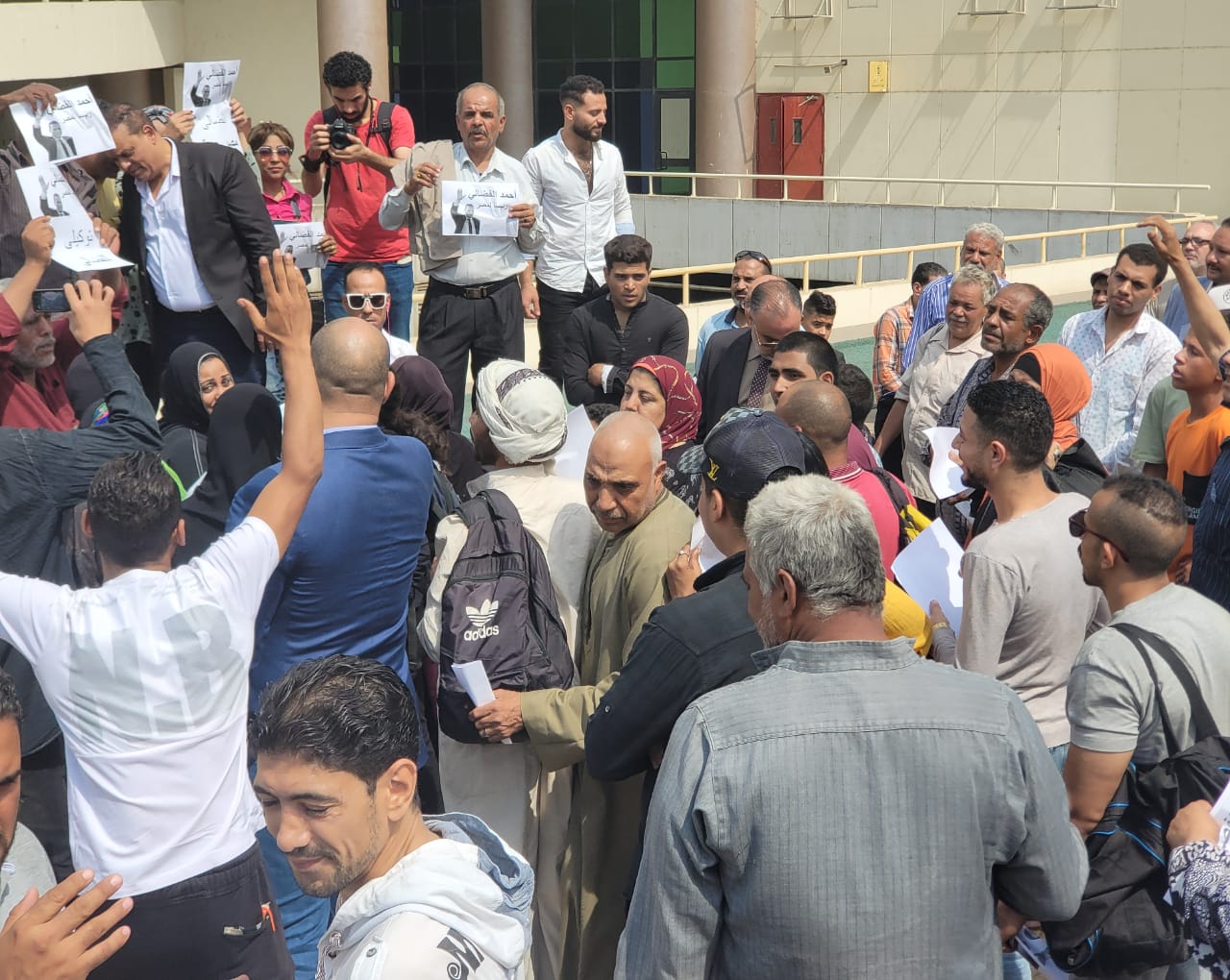 وسط هتافات تأييد من أنصاره.. «الفضالي» يتفقد مكاتب الشهر العقاري بالمحلة الكبرى والمنزلة والجمالية