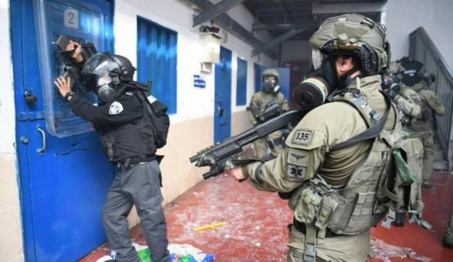 جيش الاحتلال يقتحم قسم 5 بسجن "ريمون"...تفاصيل