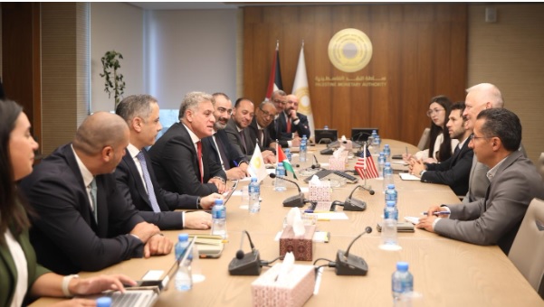 محافظ سلطة النقد يطلع مسؤولاً أمريكياً على تداعيات التحديات المالية