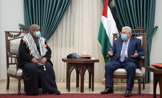 الرئيس يستقبل والدة الأسير ناصر أبو حميد ويؤكد على وجود اتصالات لإطلاق سراحه !