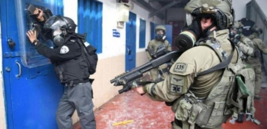 إصابات بصفوف الأسرى في هجوم الاحتلال على قسم 12 بسجن نفحة