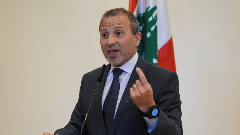 تكتل "لبنان القوي" برئاسة جبران باسيل يدعو إلى "كف يد حاكم مصرف لبنان فورا"