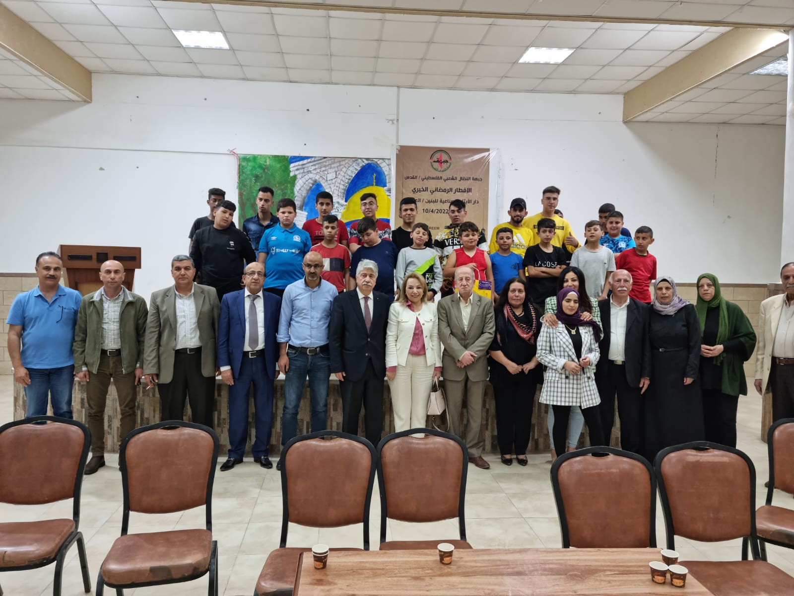 النضال الشعبي تنظم افطار لمدرسة دار الأيتام الصناعية للبنين في العيزرية