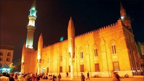 الحسين يستقبل مصلين التراويح أول أيام رمضان