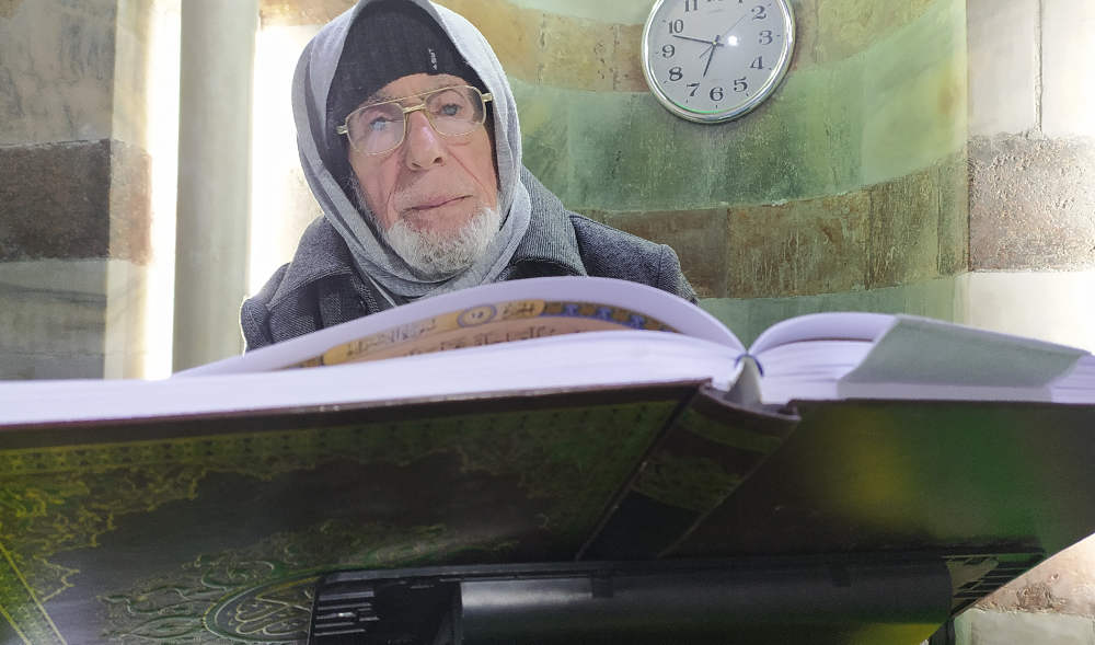 مؤذن المسجد العمري بغزة ابو حسام هنية