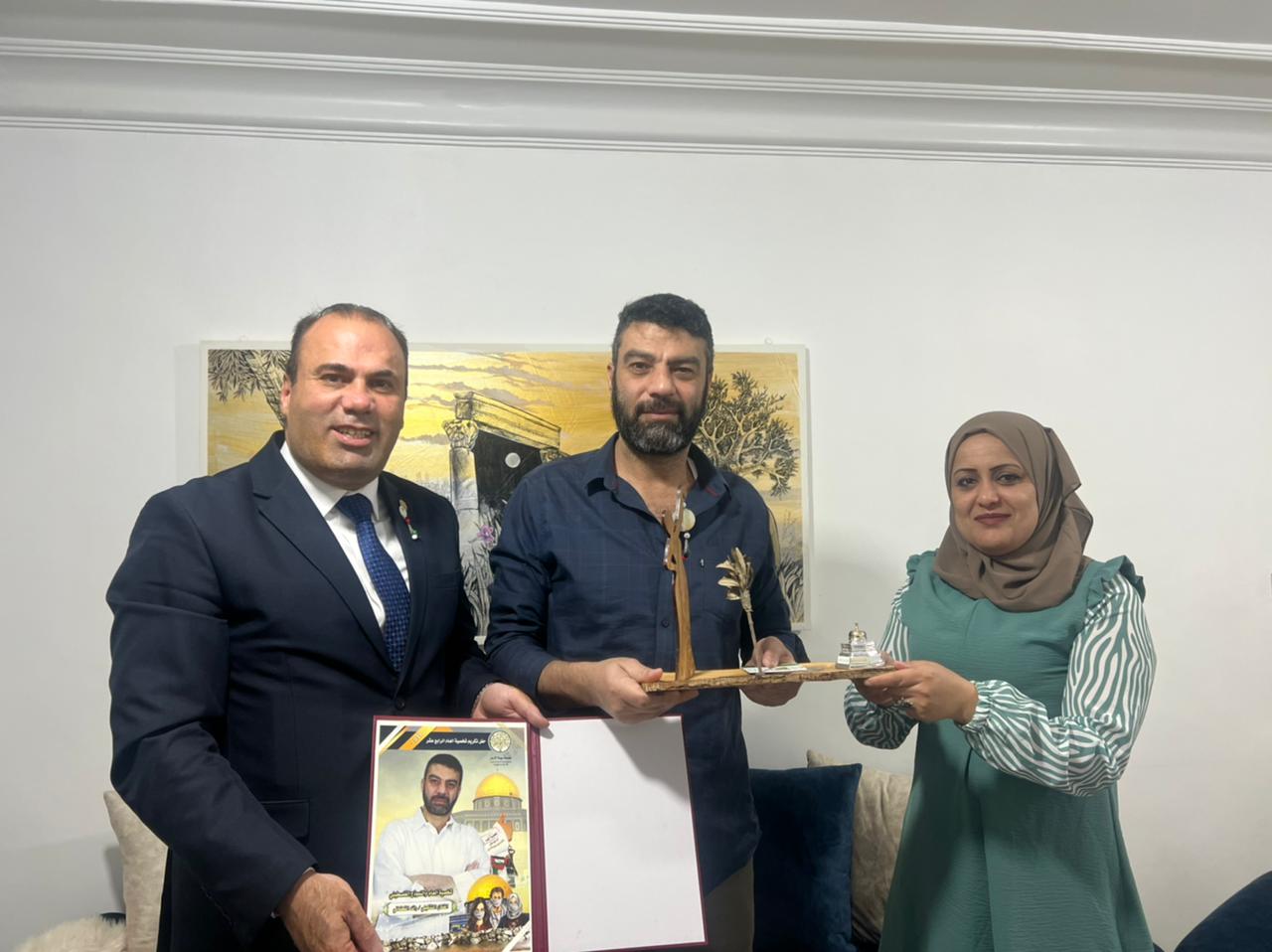 مؤسسة سيّدة الأرض تكرم الفنان والرسام الفلسطيني رائد القطناني في عمّان