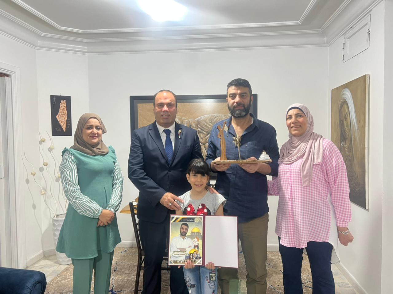 مؤسسة سيّدة الأرض تكرم الفنان والرسام الفلسطيني رائد القطناني في عمّان