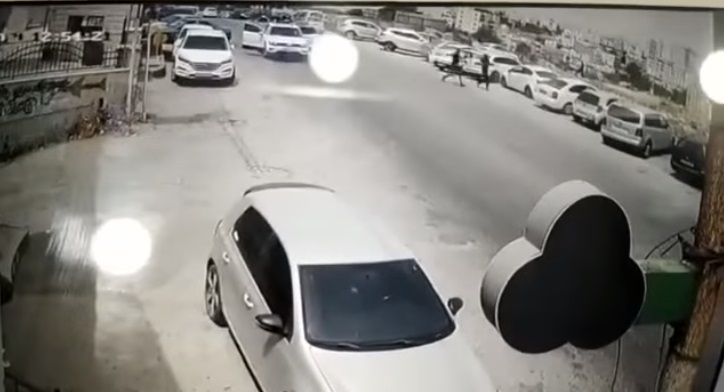 شاهد مقتل مواطن واصابة اخر رميا بالرصاص في الخليل