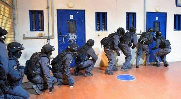 وحدات القمع تقتحم قسم (6) في سجن "ريمون" وتجري عمليات تفتيش واسعة