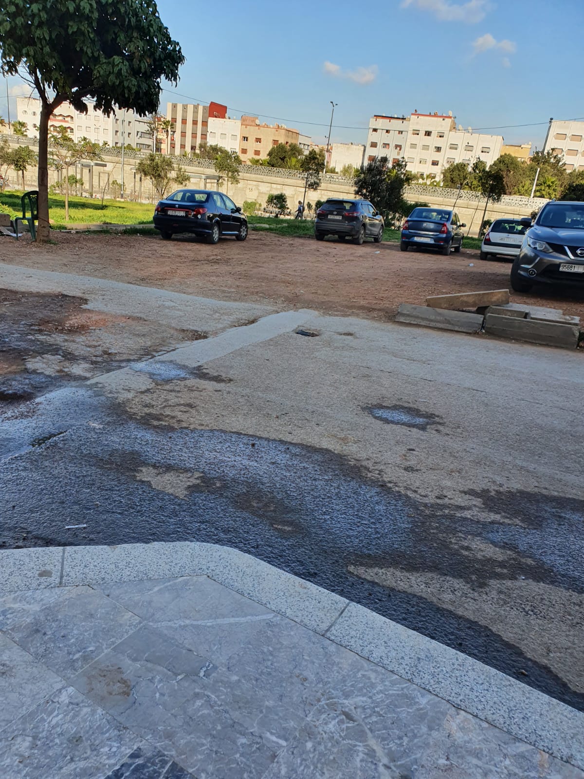 من المسؤول عن تحويل فضاء أخضر إلى مكان لوقوف السيارات بشارع محمد السادس مقاطعة عين الشق ؟