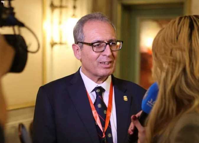 أستاذ بـ«طب عين شمس» ينشر أول مرجع علمى فى تخصص جراحة السمنة