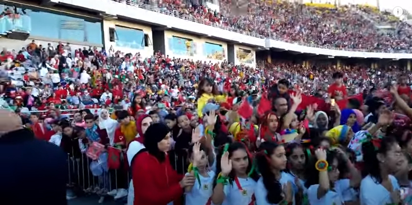 بحضور الآلاف من الأطفال ..طنجة تلتحف الأحمر والأخضر في ذكرى المسيرة الخضراء