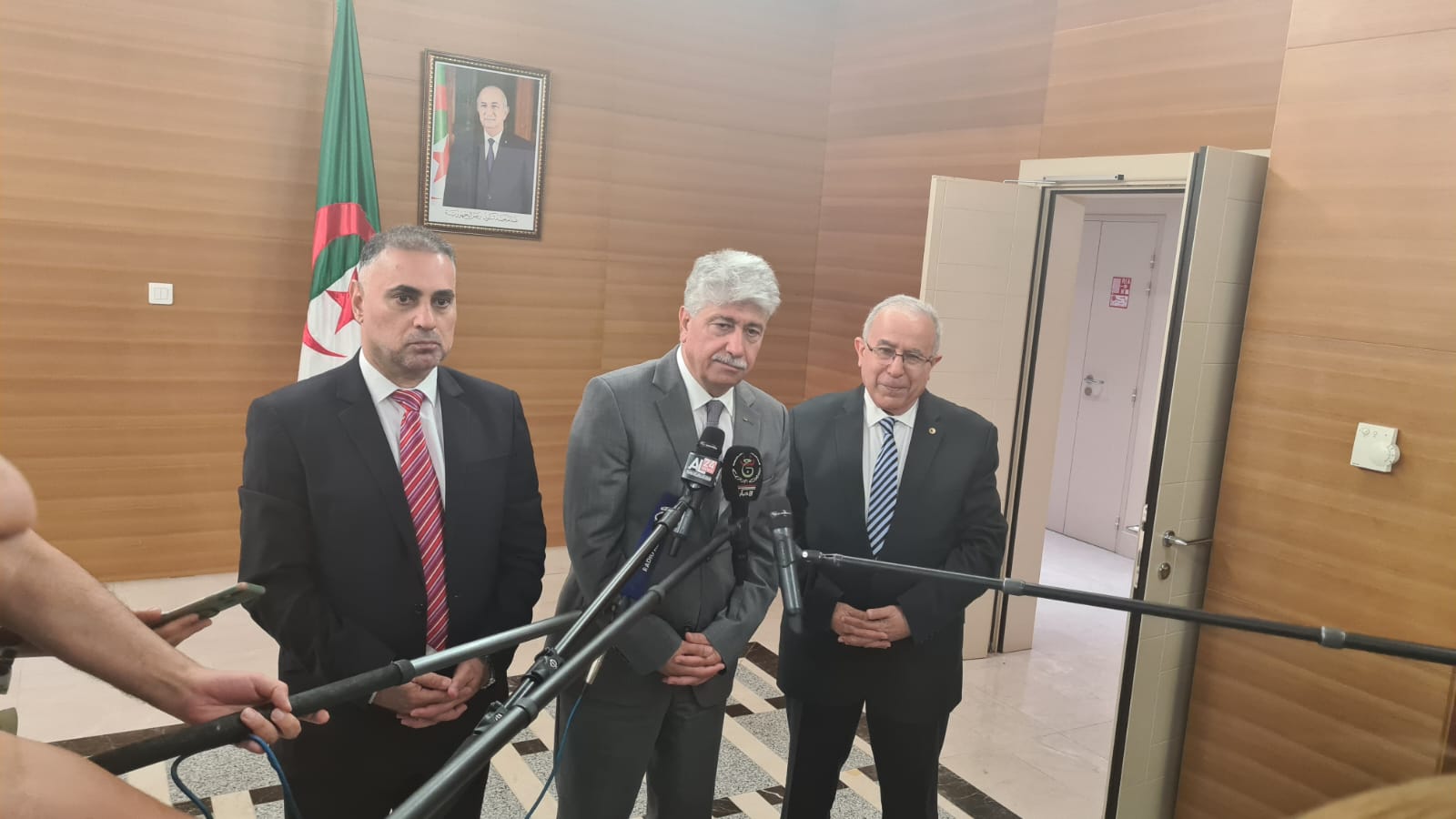 د.مجدلاني يلتقي وزير خارجية الجزائر ثمن جهود الجزائر من أجل تعزيز الوحدة الوطنية الفلسطينية ودورها في دعم العمل العربي المشترك