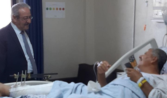 تيسير خالد يزور دكتور ناصر الدين الشاعر في المستشفى