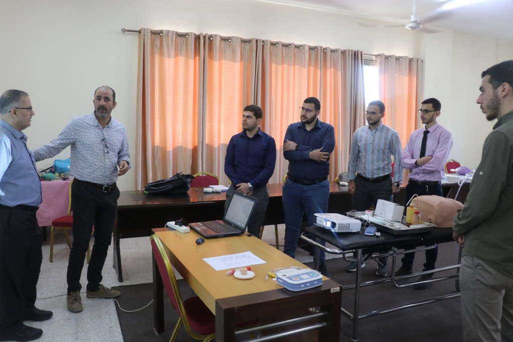 مركز "حياة" لتعزيز الجهوزية على الطوارئ بكلية الطب بالجامعة الإسلامية يفتتح سلسلة دورات تدريبية حول الإصابات والحوادث لطلاب كلية الطب المستوي السادس.