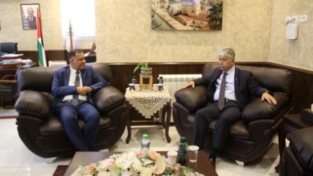 د. مجدلاني يطلع السفير العماني على اخر المستجدات السياسية
