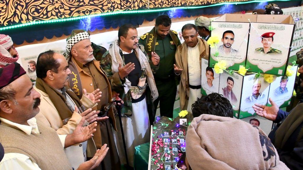 المحافظ العولقي وقيادات السلطة المحلية والمكتب التنفيذي بشبوة يزورون معرض صور الشهداء من أبناء المحافظات الجنوبية..