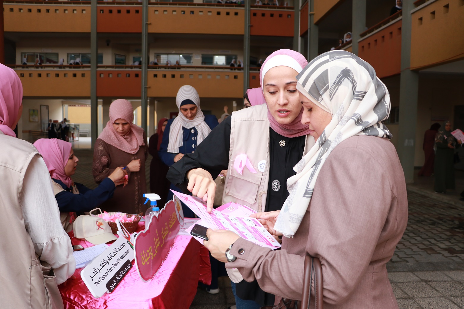 صحة المرأة تُسيِّر قافلة وردية لتشجيع النساء على الكشف المبكر لسرطان الثدي