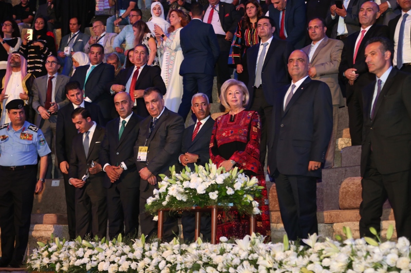 مندوبا عن جلالة الملك عبدالله الثاني بن الحسين رئيس الوزراء يوقد شعلة مهرجان جرش في دورته الـ36